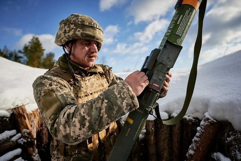 &copy; Reuters. FILE PHOTO: A Ukrainian service member learns to use a M141 Bunker Defeat Munition weapon supplied by the United States at a training ground in the Lviv region, Ukraine, in this handout picture released February 4, 2022. Ukrainian Defence Ministry/Handout