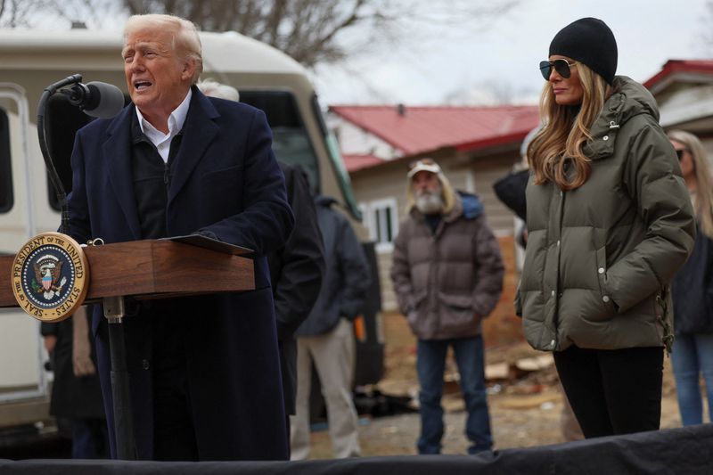 © Reuters. U.S. President Donald Trump speaks next to first lady Melania Trump, as he tours areas devastated by Hurricane Helene to assess recovery efforts in Swannanoa, North Carolina, U.S., January 24, 2025. REUTERS/Leah Millis