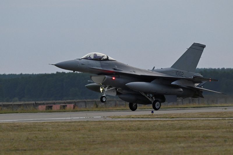 © Reuters. FILE PHOTO: An F-16 lands, on the day of a handover ceremony for two F-16s arriving from the United States to Malacky-Kuchyna Air Base, two of the fourteen fighter jets planned to arrive in the country under a deal signed in 2018 to replace its Russian-made MiG-29 jets, in Malacky, Slovakia, July 22, 2024. REUTERS/Radovan Stoklasa/File Photo