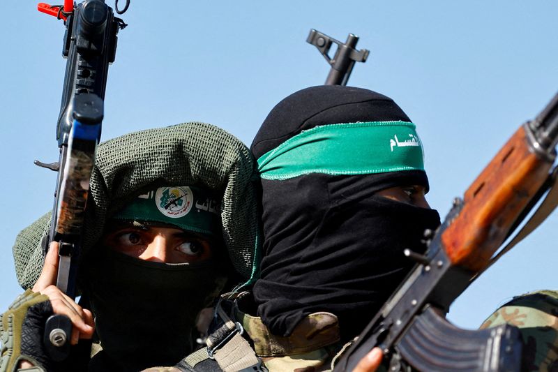 © Reuters. File photo: Palestinian fighters from Hamas' armed wing take part in a military parade to mark the anniversary of the 2014 war with Israel, in the central Gaza Strip, July 19, 2023. Reuters/Ibraheem Abu Mustafa/ Photo File