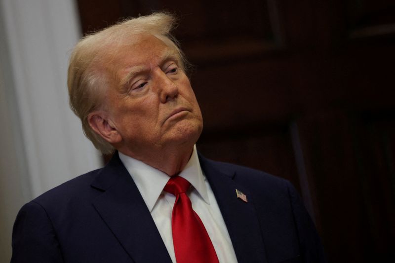 © Reuters. FILE PHOTO: U.S. President Donald Trump stands after delivering remarks on AI infrastructure at the Roosevelt room at White House in Washington, U.S., January 21, 2025.  REUTERS/Carlos Barria/File Photo