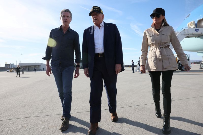 ©Reuters. California Governor Gavin Newsom walks with President Donald Trump as they arrive to tour areas affected or destroyed by wildfires in Southern California at Los Angeles International Airport on January 24, 2025 in Los Angeles, California. . January 24, 2025.