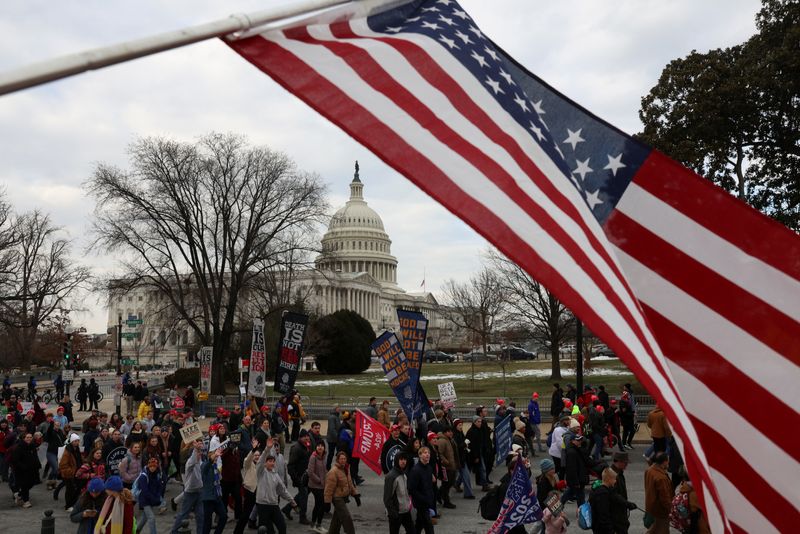 © Reuters. Anti-abortion demonstrators walk past the U.S. Capitol during the annual March for Life rally, in Washington, U.S., January 24, 2025. REUTERS/Evelyn Hockstein