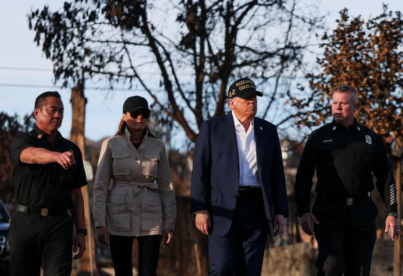 © reuters. US President Donald Trump and First Lady Melanya Trump Walk with Captain Jeff Brown, Head of 69th parking lot, Los Angeles fire extinguishing department, Los Angeles, California, USA, 2025. January 24. Reuters / Leah Millis: