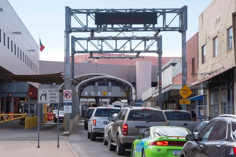 © reuters. The drivers are above the south of Dennis Dekein's entry port in Nogales, Arizona, 2025. January 24. Reuters / Rebecca Noble