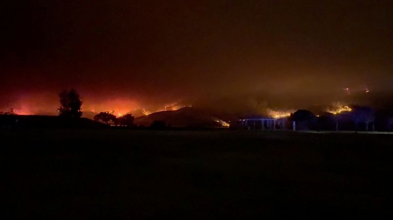 © Reuters. Flames and smoke rise as the Border 2 Fire burns, in Chula Vista, California, U.S., January 24, 2025, in this screen grab obtained from a social media video. Benjamin Chapman/via REUTERS  