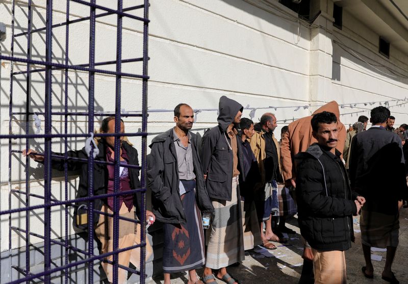 &copy; Reuters. People detained by the Houthis wait for their release in Sanaa, Yemen January 25, 2025. REUTERS/Khaled Abdullah