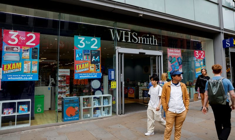 © reuters. File photo. People pass through the Wh smith store in Manchester, Britain, May 26, 2023. Reuters / Jason Cairnduff / File PHOTO: