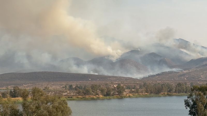 &copy; Reuters. Smoke rises as the Border 2 Fire burns, in Chula Vista, California, U.S., January 24, 2025, in this screen grab obtained from a social media video. Benjamin Chapman/via REUTERS