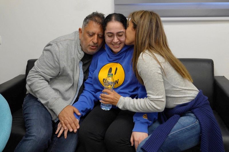 © Reuters. Released Israeli hostage Liri Albag, a soldier seized from its army in southern Israel during Hamas' deadly Oct. 7, 2023, attack on Israel, hugs relatives after being released as part of a ceasefire and hostage swap deal Between Hamas and Israel at an undisclosed location in a handout photo obtained by Reuters on January 25, 2025. Israel Defense Forces/Handout via Reuters