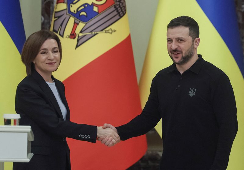 &copy; Reuters. Presidente ucraniano, Volodymyr Zelenskiy, cumprimenta presidente da Moldávia, Maia Sandun25/01/2025nREUTERS/Gleb Garanich