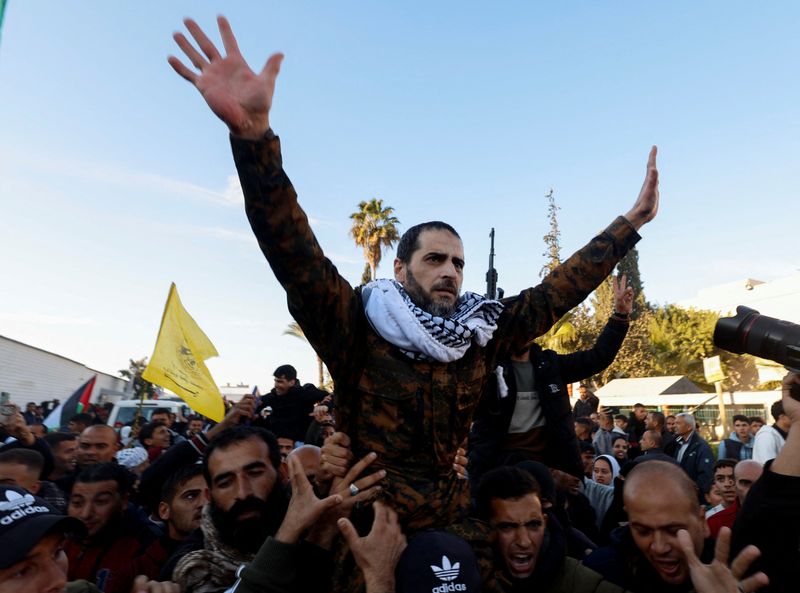 &copy; Reuters. A freed Palestinian prisoner is carried by people after he was released by Israel as part of a hostages-prisoners swap and a ceasefire deal in Gaza between Hamas and Israel, in Khan Younis in the southern Gaza Strip, January 25, 2025. REUTERS/Mohammed Sal