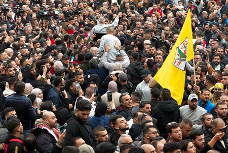 Palestinians welcome freed prisoners as heroes, hail Hamas