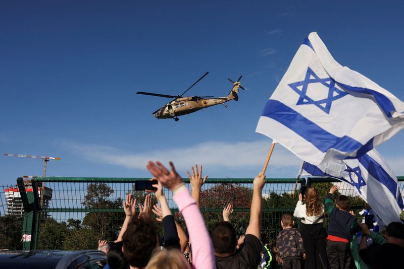 &copy; Reuters. Helicóptero militar israelense transportando reféns israelenses libertados de Gaza chega ao complexo Beilinson Schneider, em Petah Tikva, Israeln25/01/2025nREUTERS/Ronen Zvulun