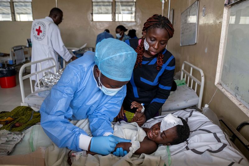 © Reuters. A health worker attends to a newly admitted patient with a suspected bullet wound at the CBCA Ndosho hospital following the intensification of fighting between M23 rebels and the Armed Forces of the Democratic Republic of the Congo (FARDC), in the town of Sake, near Goma, in eastern Democratic Republic of Congo, January 23, 2025. REUTERS/Arlette Bashizi    