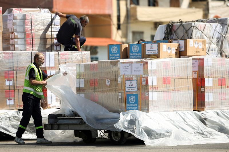 &copy; Reuters. FILE PHOTO: Medical aid shipment from the World Health Organization (WHO) and the U.N. refugee agency, United Nations High Commissioner for Refugees (UNHCR) arrives at the Beirut-Rafic Hariri International Airport, in Beirut, Lebanon, October 4, 2024. REU