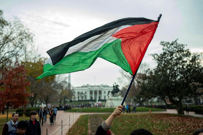 &copy; Reuters. FILE PHOTO: A person waves a Palestine flag at Lafayette Square during a pro-Palestinian demonstration near the White House in Washington, U.S., December 2, 2023. REUTERS/Bonnie Cash/File Photo