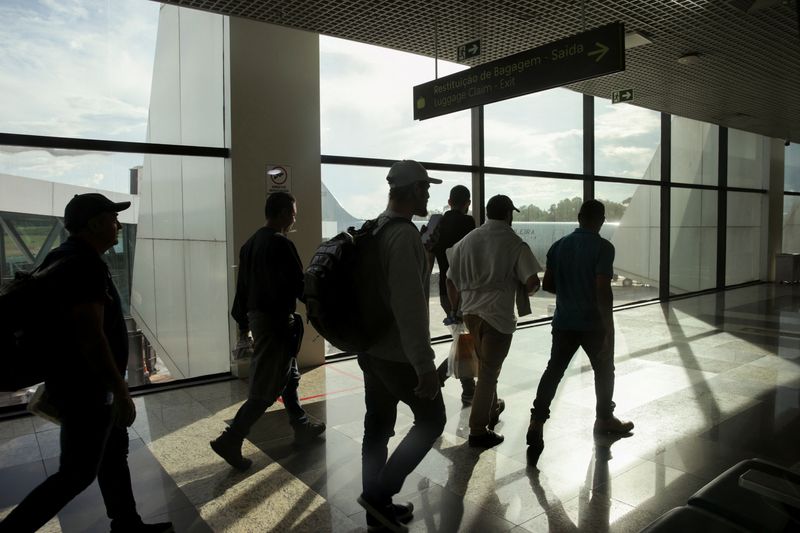 &copy; Reuters. Brazilian migrants deported from the U.S. under President Donald Trump's administration, board a Brazilian Air Force flight to Belo Horizonte at the Eduardo Gomes International Airport in Manaus, Brazil, January 25, 2025. REUTERS/Bruno Kelly