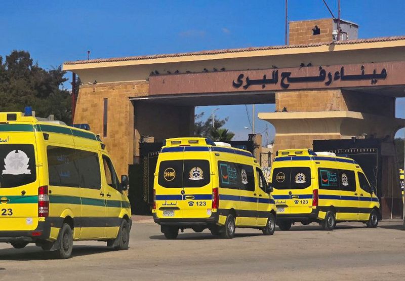 © Reuters. Egypt's ambulances lead to Gaza Strip through the Rafah border from the side of Egypt, after the ceasefire between Israel and Hamas, in Rafah, Egypt, January 25, 2025. Reuters / Stringer