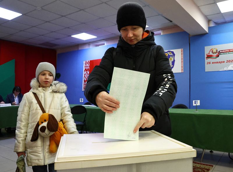 &copy; Reuters. A woman casts her ballot during the early voting in Belarus' presidential election at a polling station in Minsk, Belarus January 25, 2025. REUTERS/Evgenia Novozhenina