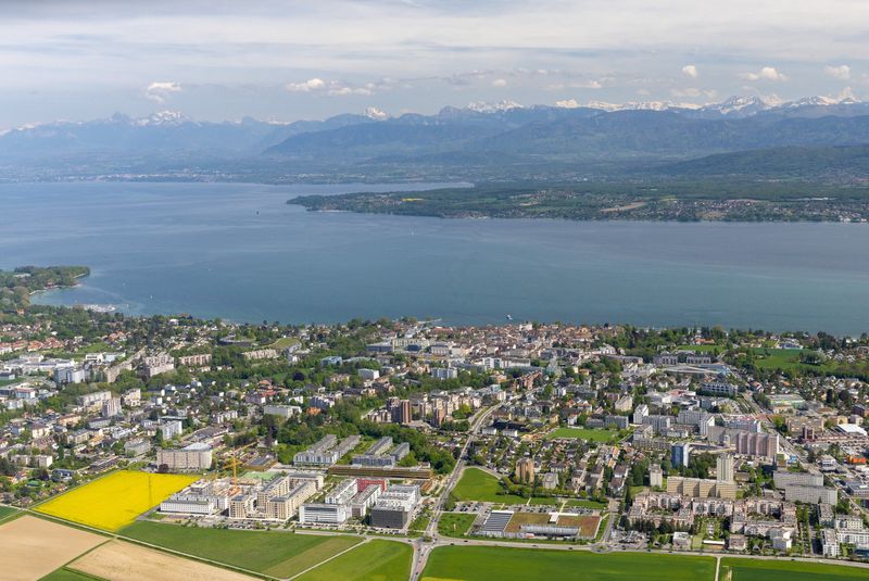 &copy; Reuters. FILE PHOTO: A general view of the town of Nyon and Lake Geneva, Switzerland, May 4, 2023. REUTERS/Denis Balibouse/File Photo