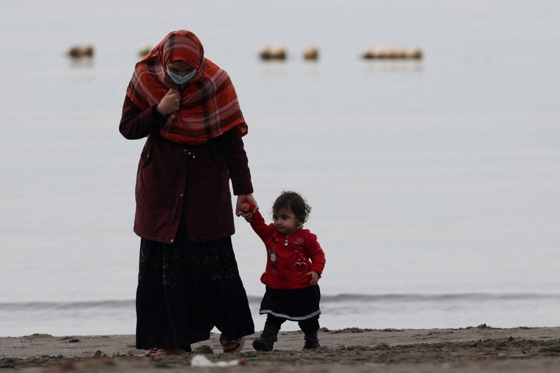 &copy; Reuters. Afghan migrants enjoy the sea as they hope of going to the U.S., in the coastal town of Shengjin, Albania, January 26, 2025. REUTERS/Florion Goga