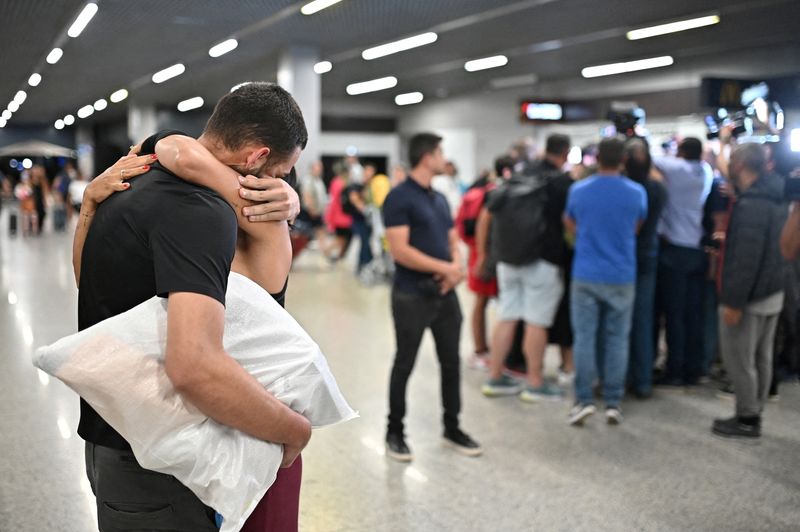 &copy; Reuters. FILE PHOTO: A Brazilian migrant, deported from the U.S. under President Donald Trump's administration, is welcomed by his relative at the Confins airport in Belo Horizonte, Brazil, January 25, 2025. REUTERS/Washington Alves/File Photo