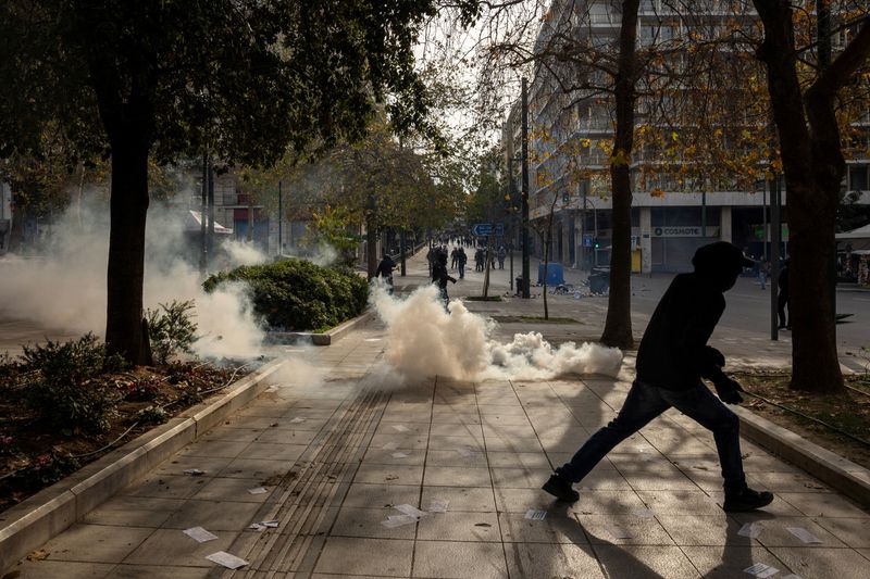 © Reuters. Protesters clash with riot police during a demonstration regarding a deadly train accident in 2023 that killed 57, as the investigation into the disaster continues and a trial date has not been set, in Athens, Greece, January 26, 2025. REUTERS/Alkis Konstantinidis