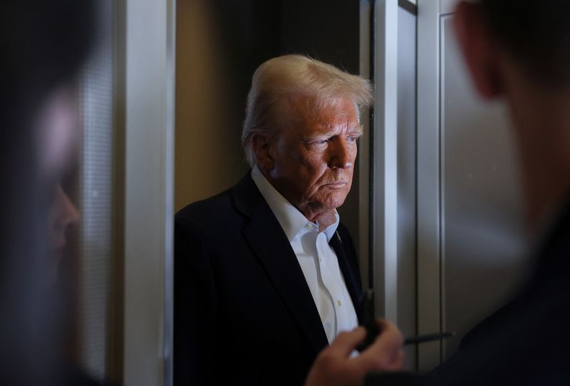 © Reuters. FILE PHOTO: U.S. President Donald Trump looks on as reporters ask questions aboard Air Force One during a flight from Las Vegas, Nevada, to Miami, Florida, U.S., January 25, 2025. REUTERS/Leah Millis/File Photo