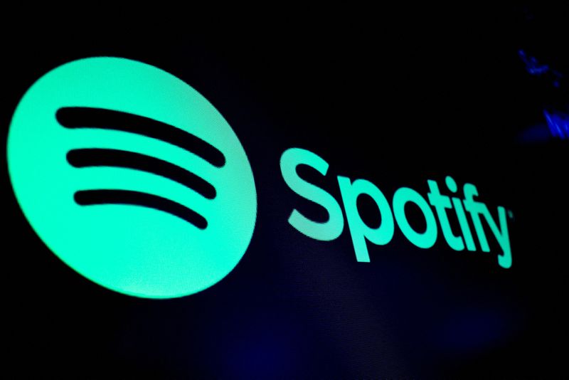 © Reuters. FILE PHOTO: A screen displays the logo of Spotify on the floor at the New York Stock Exchange (NYSE) in New York City, U.S., December 4, 2023.  REUTERS/Brendan McDermid/File Photo