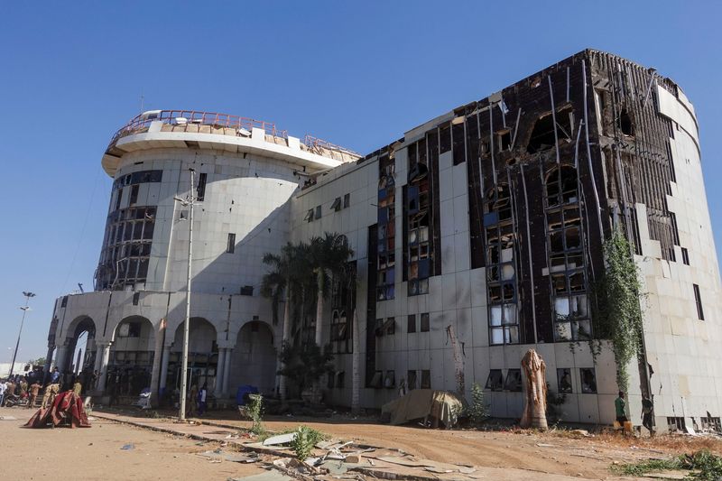 © Reuters. The Sudanese Army General Command building bears traces of artillery shelling in Khartoum, Sudan, January 26, 2025. REUTERS/El Tayeb Siddig