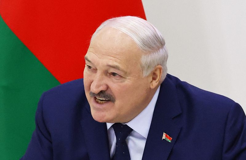 © Reuters. Belarusian President and presidential candidate Alexander Lukashenko speaks at a press conference after casting his vote in the presidential election in Minsk, Belarus January 26, 2025. REUTERS/Evgenia Novozhenina