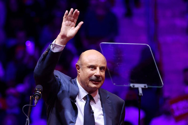 © Reuters. FILE PHOTO: Dr. Phil McGraw waves during a rally for Republican presidential nominee and former US President Donald Trump at Madison Square Garden, in New York, US, October 27, 2024. REUTERS/Brendan McDermid/File Photo