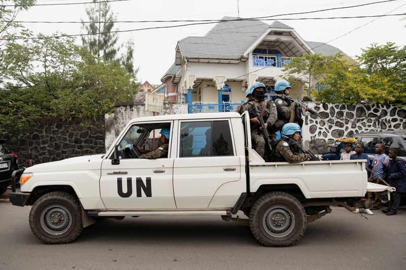 © Reuters. File photo: Members of the United Nations Stabilization Mission in the Democratic Republic of the Congo (Monusco) on a pickup truck as they secure the evacuation of non-essential UN staff, following fighting between the M23 rebels and the Forces Armed Forces of the Democratic Republic of the Congo (FARDC), in Goma, North Kivu province , Democratic Republic of the Congo, January 25, 2025. REUTERS/Arlette Bachizi/File Photo