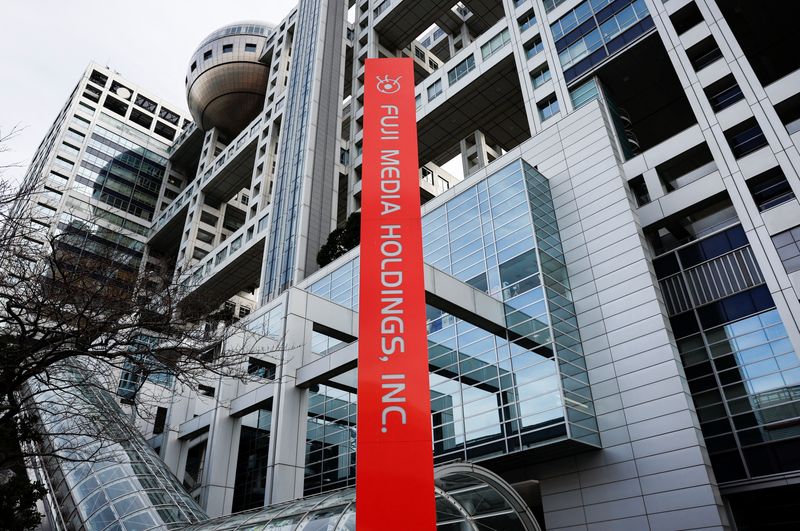 © Reuters. A sign of Fuji Media Holdings is seen at the company's headquarters building in Odaiba district in Tokyo, Japan January 27, 2025.  REUTERS/Issei Kato