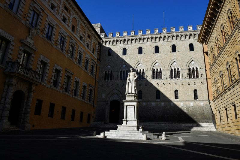 © Reuters. FILE PHOTO: General view of Piazza Salimbeni in Siena, home to Monte dei Paschi di Siena (MPS), in Siena, Italy, August 11, 2021. Picture taken August 11, 2021. REUTERS / Jennifer Lorenzini/File Photo