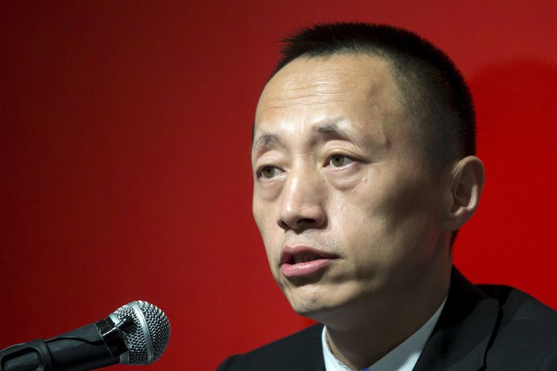 © Reuters. FILE PHOTO: China Vanke's president Yu Liang speaks during a news conference announcing the company's results in Hong Kong March 31, 2015. REUTERS/Tyrone Siu/File Photo