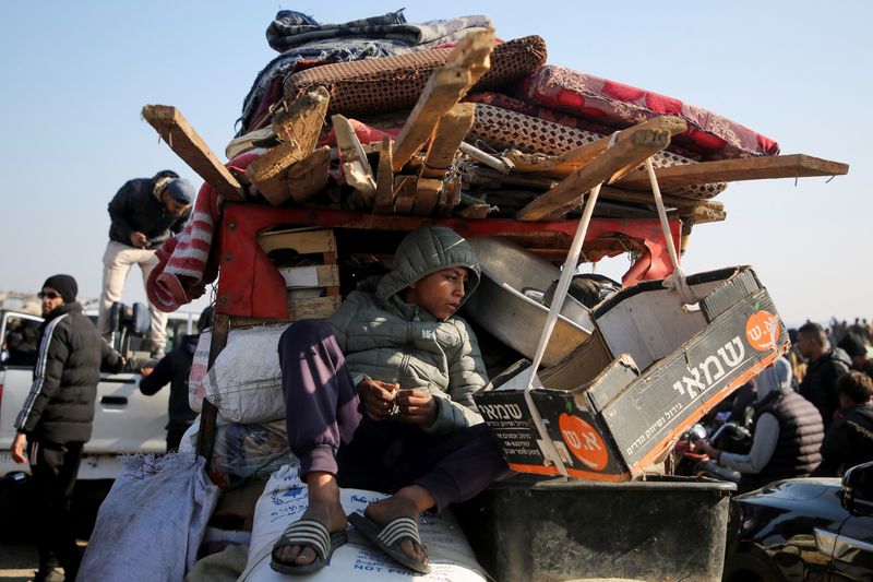 © Reuters. Palestinians, who were displaced to the south at Israel's order during the war, wait to head back to their homes in northern Gaza by vehicle through Salahudeen Road, amid a ceasefire between Israel and Hamas, in the central Gaza Strip, January 27, 2025. REUTERS/Hatem Khaled