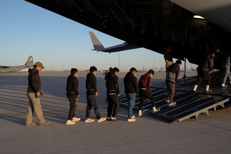 &copy; Reuters. Imigrantes embargam em avião C-17 Globemaster III no Texasn23/01/2025. Dept. of Defense/Handout via REUTERS