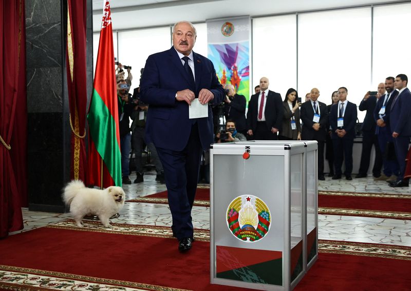 &copy; Reuters. Alexander Lukashenko durante votação em Minskn 26/1/2025    REUTERS/Evgenia Novozhenina