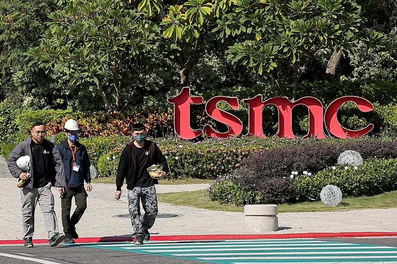 &copy; Reuters. Pessoas caminham em frente a fábrica da TSMC em Tainan, em Taiwann05/12/2024 REUTERS/Ann Wang