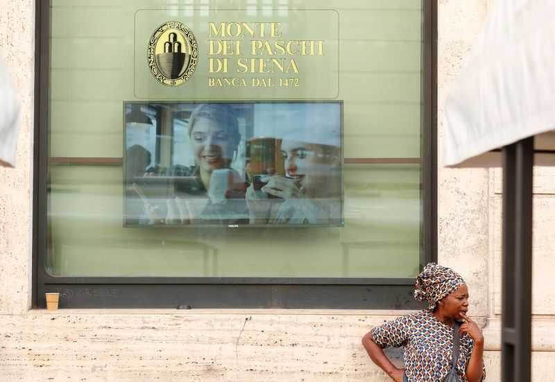 &copy; Reuters. Una donna davanti alla banca Monte dei Paschi a Roma, Italia, 30 settembre 2018. REUTERS/Alessandro Bianchi