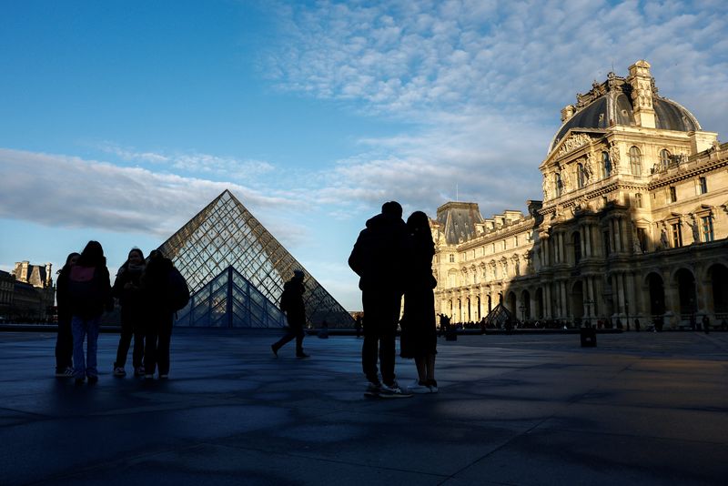 Macron anuncia reforma do Museu do Louvre