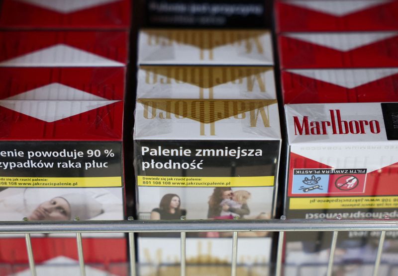© Reuters. FILE PHOTO: Packages of Marlboro cigarettes produced by Philip Morris International are seen at the grocery store in Warsaw, Poland May 29, 2024. REUTERS/Kacper Pempel/File Photo