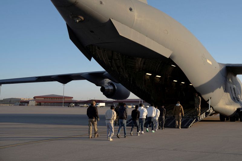 &copy; Reuters. Agentes de segurança conduzem migrantes detidos para embarcar em uma aeronave C-17 Globemaster III da Força Aérea dos EUA para um voo de remoção em Fort Bliss, Texasn23/01/2025nDept. de Defesa/Sargento do Exército dos EUA Nicholas J. De La Pena/Divu