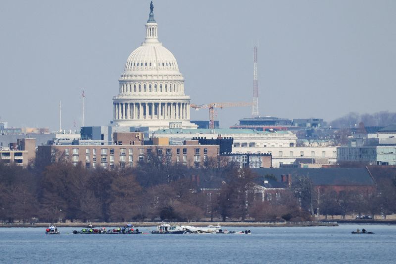 Ainda não há motivo claro para desastre aéreo em Washington que matou 67 pessoas, dizem autoridades