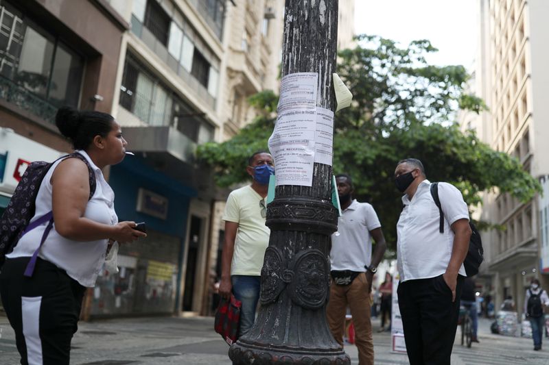 &copy; Reuters. Pessoas olham vagas de emprego no centro de São Paulon06/10/2020. REUTERS/Amanda Perobelli