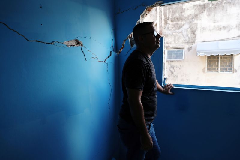 &copy; Reuters. Marcio da Rocha Cavalcante é fotografado em seu apartamento com rachaduras em Maceión27/01/2020nREUTERS/Amanda Perobelli