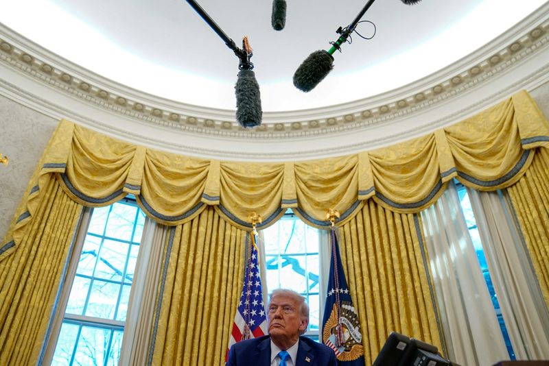 © Reuters. Donald Trump, Oval Office, February 4, 2025. REUTERS/Elizabeth Frantz