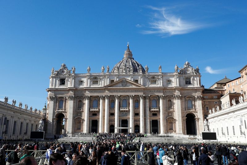 © Reuters. Faithful visits Saint Peter's Square while Pope Francis is hospitalized for bronchitis treatment at the Vatican, February 16, 2025. REUTERS/Ciro De Luca